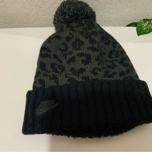 Nike Sportwear Black Leopard Womens Pom Beanie One Size - Picture 1 of 8